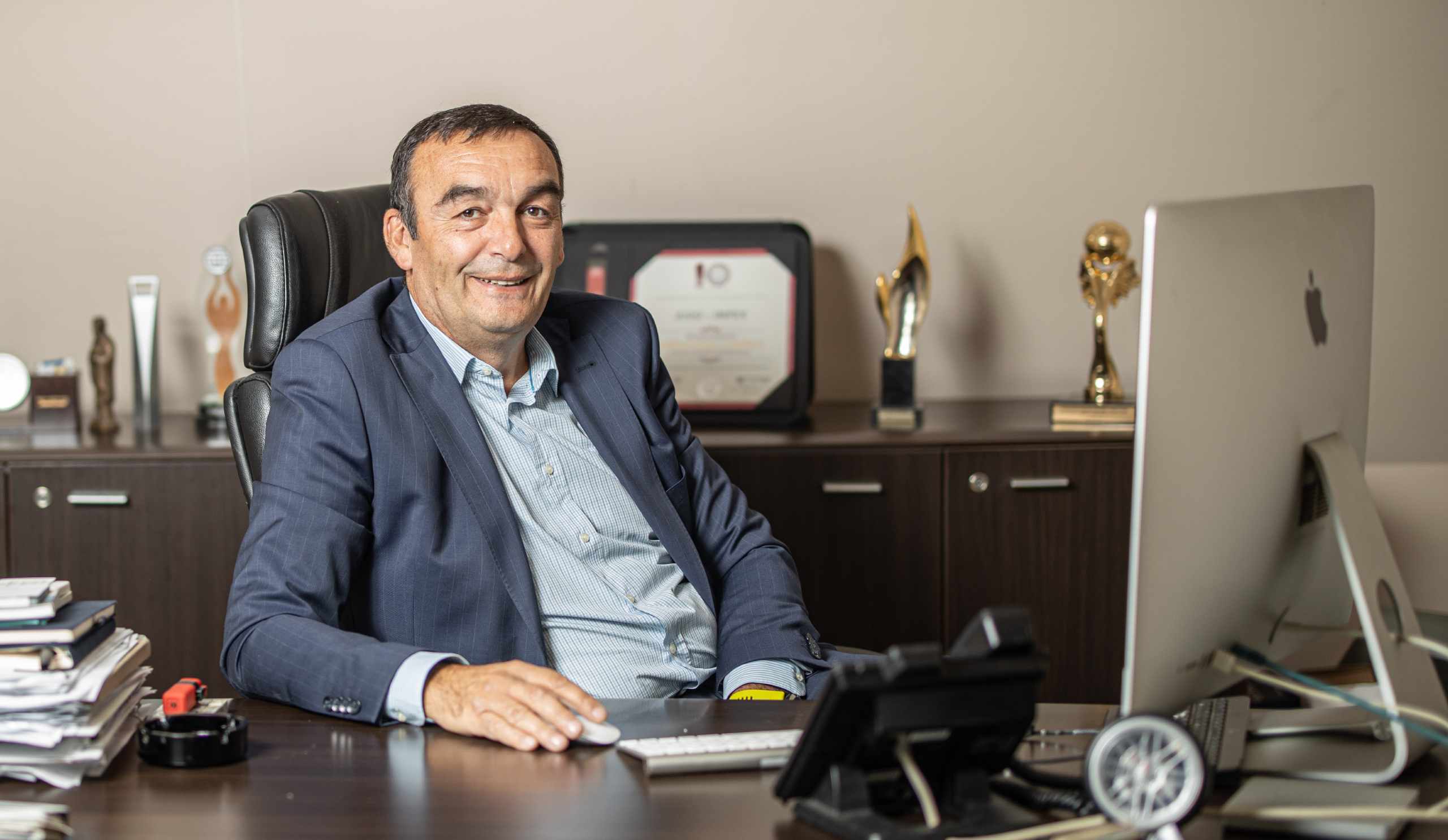 Vujadin Šćekić- osnivač i direktor Jugo-Impex-a u svojaj kancelariji.